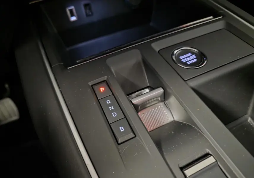 Gros plan sur la console centrale noire du Citroën C5 Aircross Hybrid avec sélecteur de boîte auto et bouton start/stop.