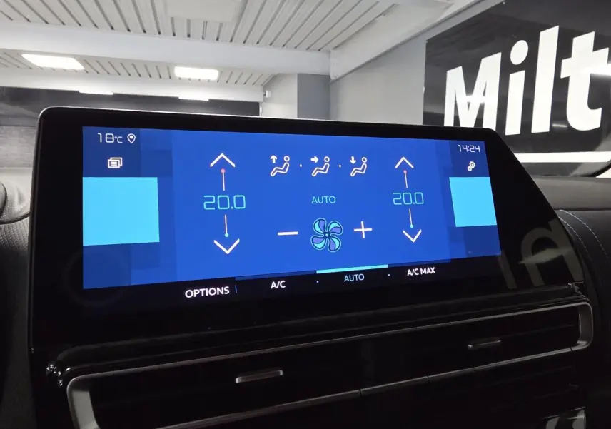 Écran tactile central affichant la climatisation automatique à 20°C dans un Citroën C5 Aircross gris hybride 2024.