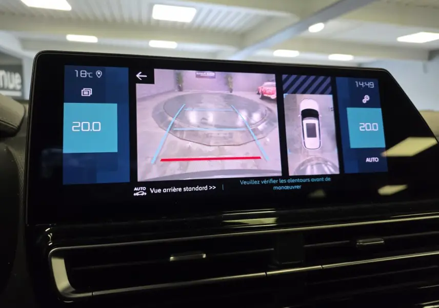 Écran tactile intérieur du Citroën C5 Aircross Hybrid montrant la caméra de recul avec vision 360° et affichage température.