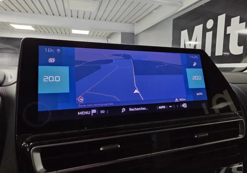 Écran tactile central affichant la navigation et la climatisation sur le tableau de bord du Citroën C5 Aircross Hybrid gris.