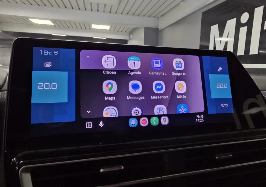 Écran tactile central du Citroën C5 Aircross Hybrid 2024 affichant la climatisation à 20°C en intérieur noir.