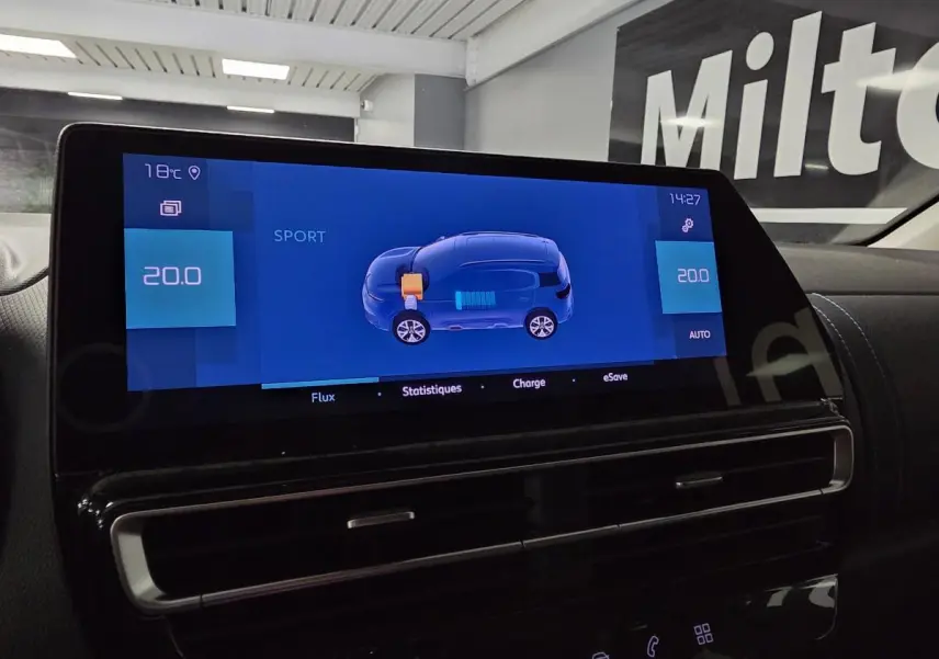 Écran tactile du tableau de bord du Citroën C5 Aircross Hybrid 2024 affichant l'état de charge en mode Sport.