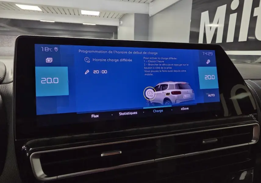 Écran tactile intérieur du Citroën C5 Aircross Hybrid 2024 affichant la programmation de charge différée en bleu.