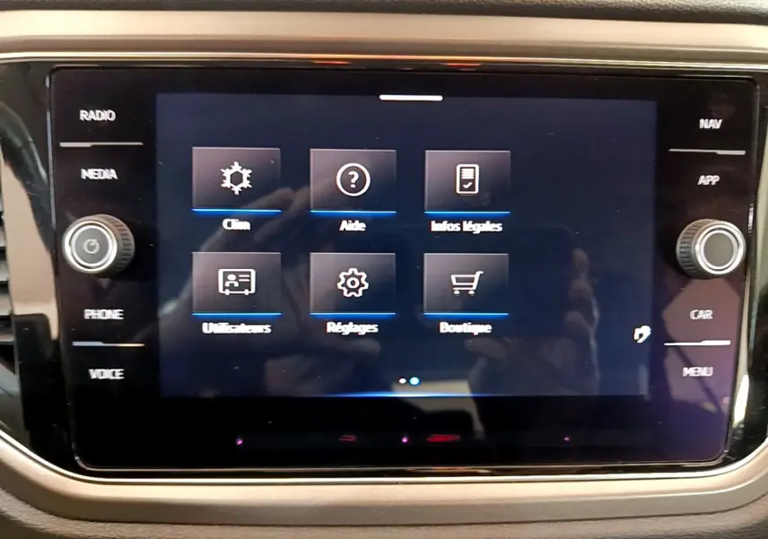 Écran tactile central du tableau de bord du Volkswagen T-Roc 1.0 TSI 110 Lounge, affichage des réglages.