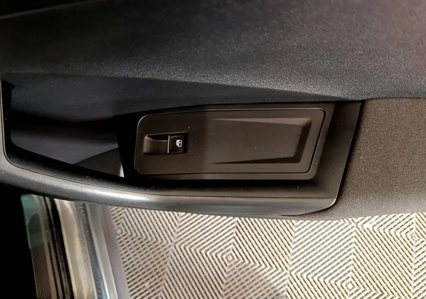 Détail de la commande de verrouillage de porte côté conducteur du Volkswagen T-Roc gris foncé, intérieur noir.