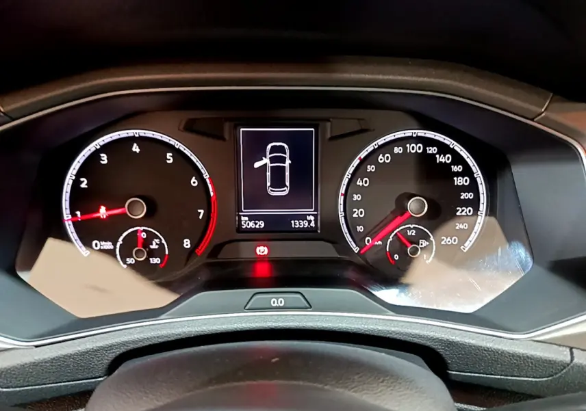 Tableau de bord du Volkswagen T-Roc gris foncé 2021, affichage numérique central et compteurs analogiques.