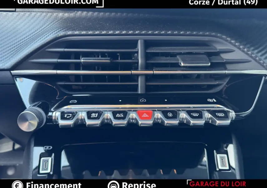 Vue rapprochée du tableau de bord noir de la Peugeot 208 Hybrid 110, montrant les boutons de commande et les aérateurs.