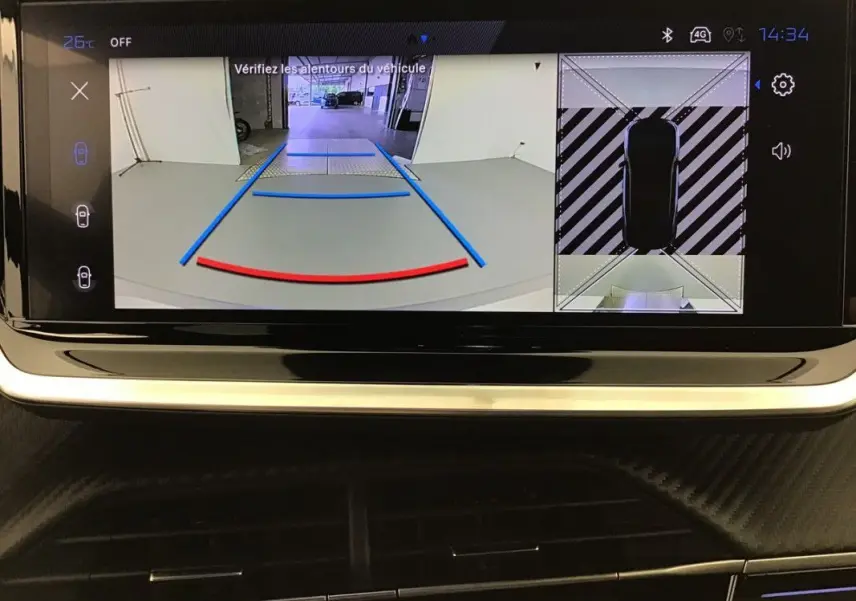 Écran multimédia du Peugeot 2008 Hybrid 145ch GT 2025 montrant la caméra de recul avec guidage et vue 360° intérieure.
