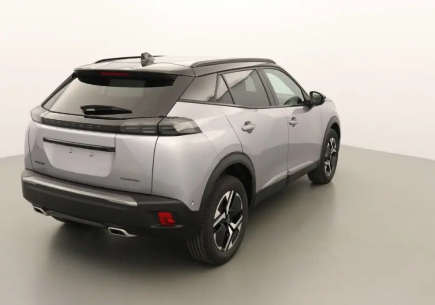 Vue 3/4 arrière droit du Peugeot 2008 Hybrid gris Artense avec toit noir et feux arrière LED distinctifs.