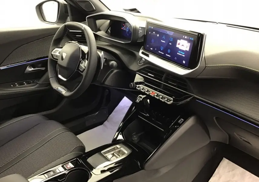 Vue intérieure côté conducteur du Peugeot 2008 Hybrid 145ch GT 2025, avec tableau de bord numérique et écran tactile central.