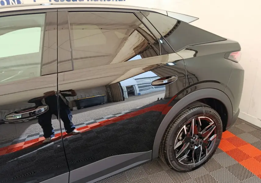 Profil côté droit du Peugeot 3008 noir 2025 avec jante alliage et poignées de porte chromées.