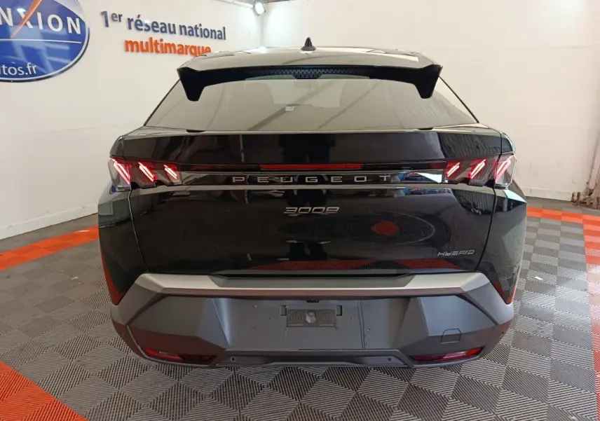 Vue arrière du Peugeot 3008 noir hybride 2025 avec feux LED caractéristiques et logo central lumineux.