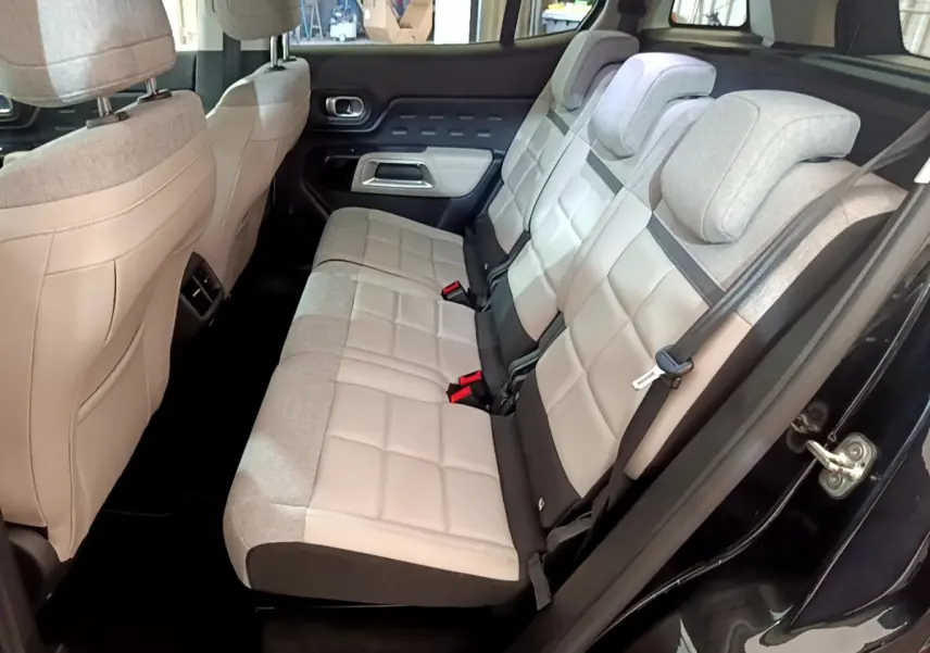 Vue intérieure côté droit des sièges arrière gris clair et tissu dans le Citroën C5 Aircross Hybrid noir.