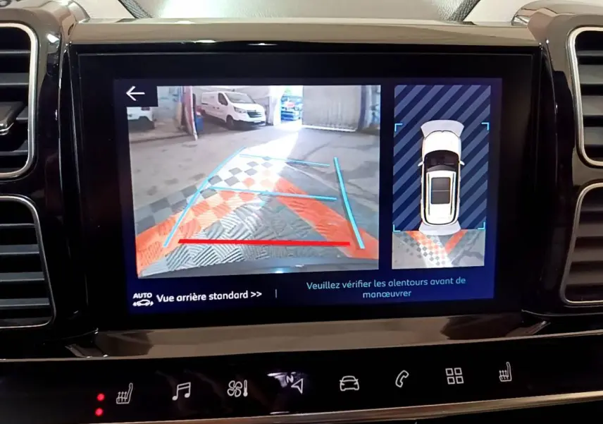 Écran tactile intérieur du Citroën C5 Aircross Hybrid noir montrant la caméra de recul avec guidage et vue 360° stationnement.