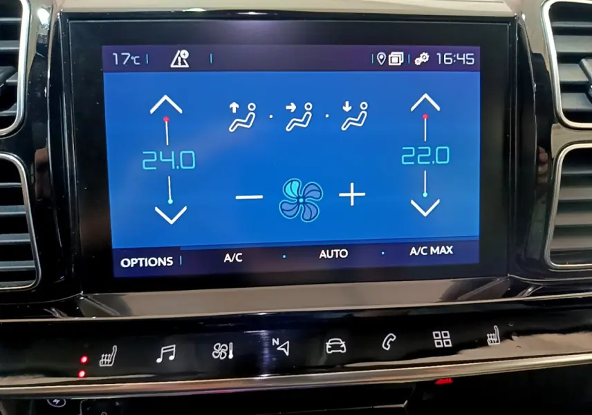 Écran tactile central bleu affichant la climatisation digitale du Citroën C5 Aircross Hybrid noir, vue intérieure frontale.
