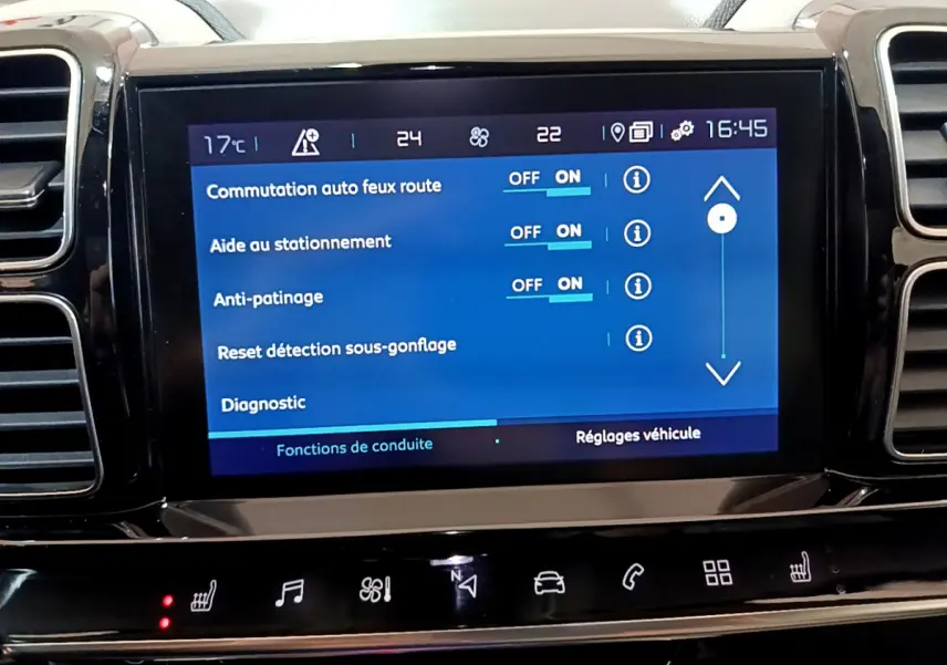 Écran tactile central du tableau de bord du Citroën C5 Aircross Hybrid 225 ë-EAT8 Shine, affichage des réglages de conduite.
