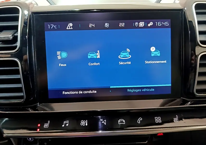 Écran tactile central du tableau de bord noir du Citroën C5 Aircross Hybrid 225 ë-EAT8 Shine, affichant les réglages de conduite.