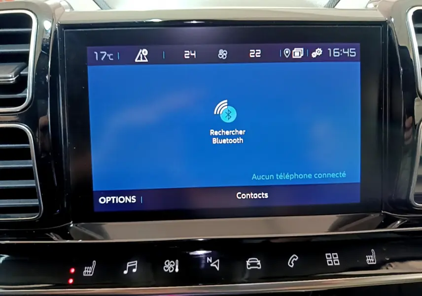 Écran tactile central affichant la recherche Bluetooth dans l’habitacle du Citroën C5 Aircross noir, vue de face.