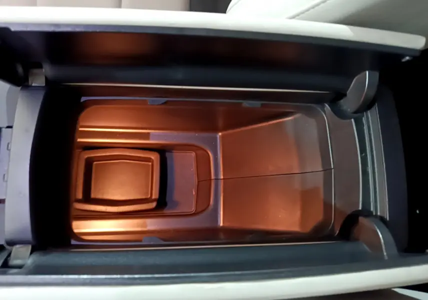 Vue plongeante sur le rangement central intérieur noir du Citroën C5 Aircross Hybrid 225 ë-EAT8 Shine.