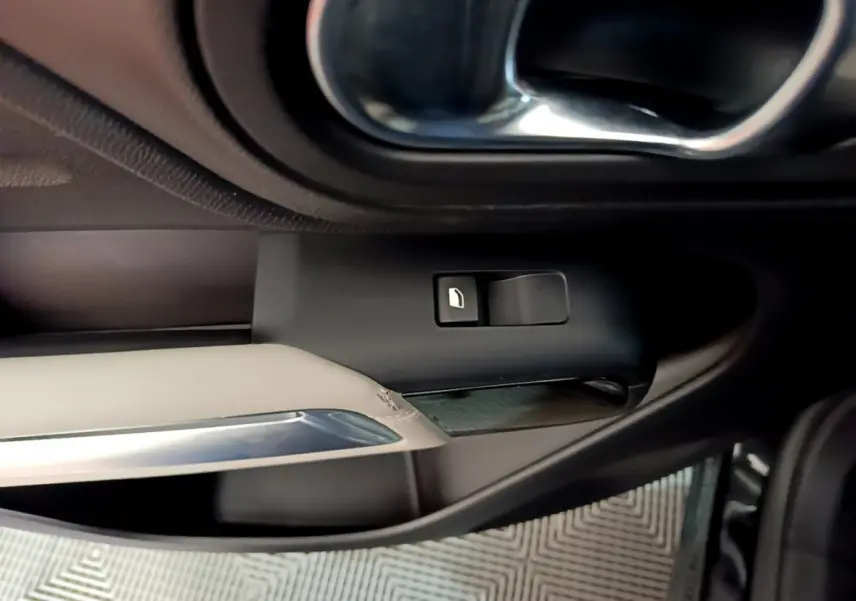 Détail de la poignée intérieure côté gauche avec bouton de verrouillage, finition noire et beige du Citroën C5 Aircross Hybrid.