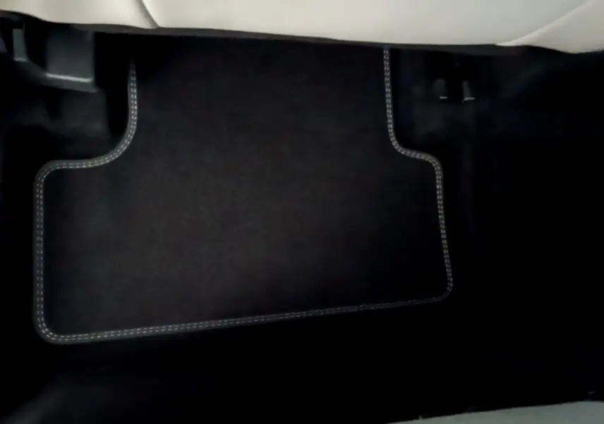 Tapis de sol noir avec surpiqûres blanches dans l'habitacle avant droit du Citroën C5 Aircross Hybrid 225 ë-EAT8 Shine 2021.