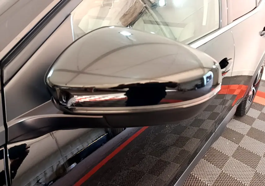 Rétroviseur droit noir brillant du Citroën C5 Aircross Hybrid 225 ë-EAT8 Shine, vue rapprochée côté conducteur.