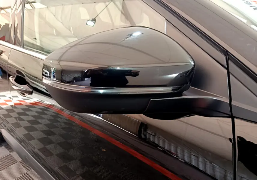 Rétroviseur latéral gauche noir brillant du Citroën C5 Aircross Hybrid 225 ë-EAT8 Shine, vue rapprochée.