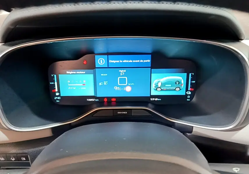 Tableau de bord numérique du Citroën C5 Aircross Hybrid 225 ë-EAT8 Shine, affichage bleu et informations hybrides.