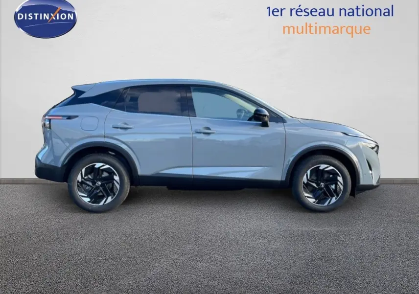 Vue de profil droit du Nissan Qashqai 1.5 E-POWER 205CH N-CONNECTA gris argile métal avec jantes noires stylisées.
