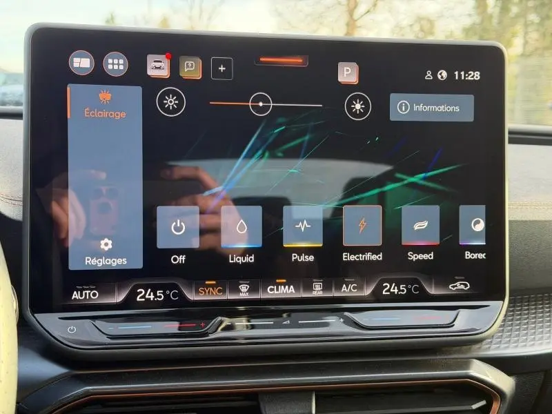 Écran tactile central du tableau de bord du SEAT Leon 2025, affichant les réglages d’éclairage et climatisation.