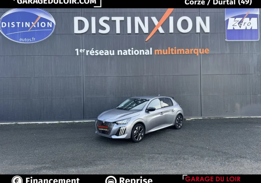 Peugeot 208 Hybrid gris clair vue 3/4 avant droit, avec phares LED et jantes noires distinctives.