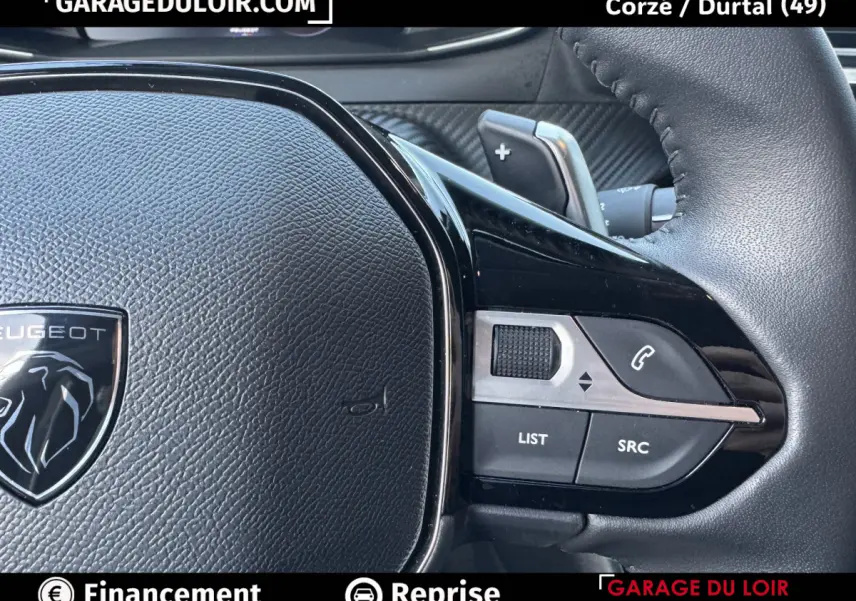 Gros plan sur le volant cuir multifonctions noir du Peugeot 208 Hybrid 110, avec commandes intégrées côté droit.