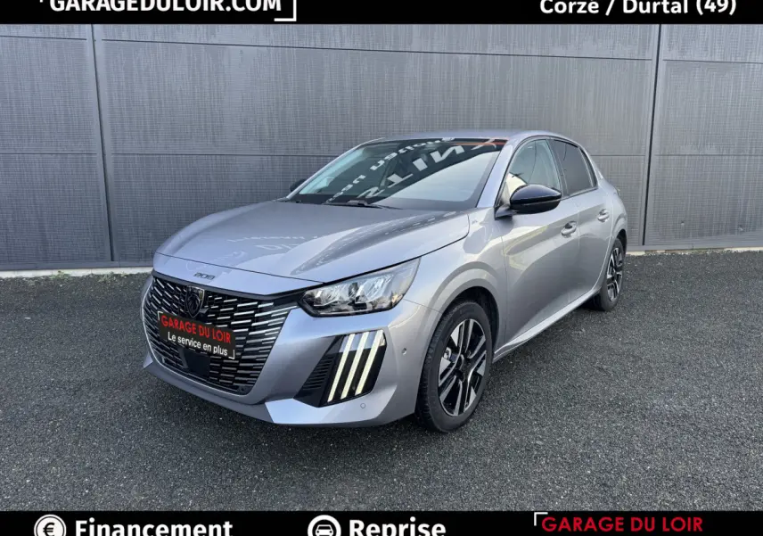 Peugeot 208 Hybrid gris clair vue 3/4 avant droit avec calandre noire et feux LED verticaux distinctifs.