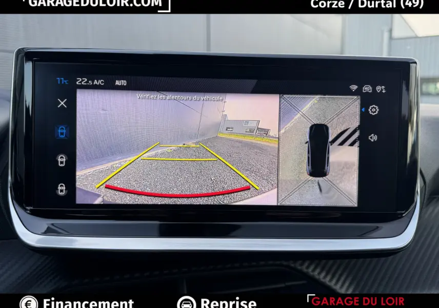 Écran tactile intérieur montrant la caméra de recul et vue 360° du Peugeot 208 gris clair en stationnement.