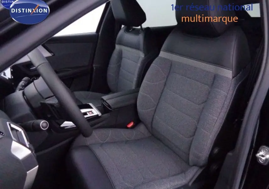 Intérieur de la CITROEN C5 X 2022, vue côté conducteur, sièges tissu gris avec appuie-têtes noirs et console centrale noire.