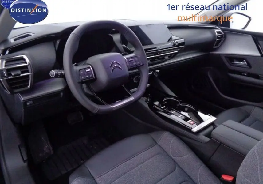 Intérieur noir de la Citroën C5 X 2022, vue du tableau de bord et volant avec commandes intégrées.