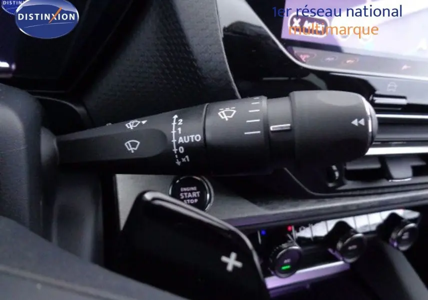 Gros plan sur la commande d’essuie-glace et le bouton start du tableau de bord intérieur d’une Citroën C5 X noir métal 2022.