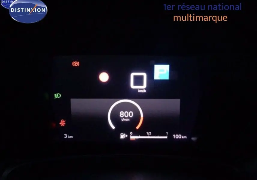 Tableau de bord numérique allumé d'une Citroën C5 X 2022, affichant 0 km/h et régime moteur à 800 tr/min.