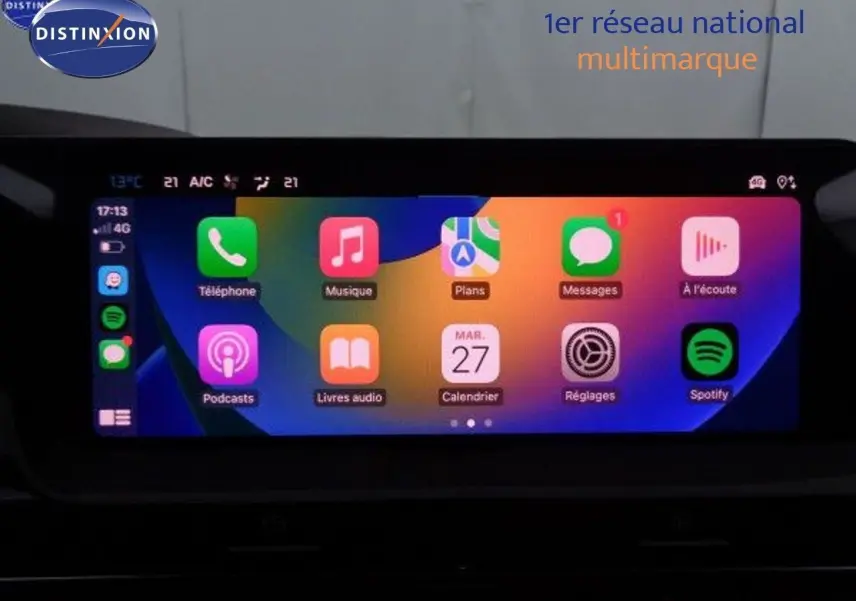 Écran tactile central allumé avec interface Apple CarPlay dans une Citroën C5 X noire métal 2022.