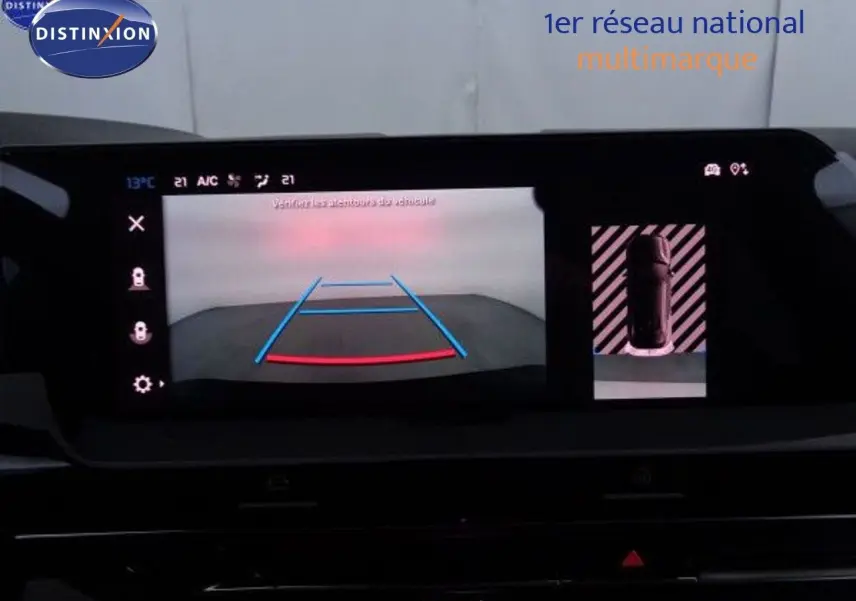 Écran central de la Citroën C5 X noir métal 2022 montrant la caméra de recul et l'affichage 360° du véhicule en stationnement.