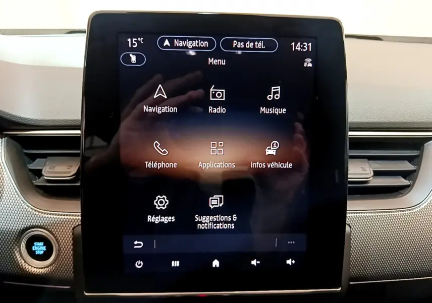Écran tactile central 23,6 cm du tableau de bord Renault Arkana Techno E-Tech bleu, avec menu navigation et multimédia.