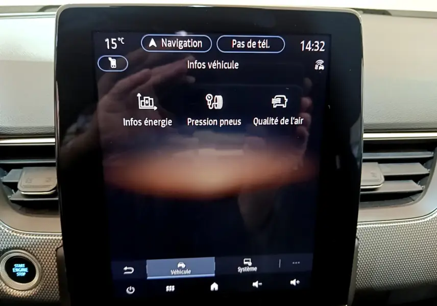 Vue rapprochée de l'écran tactile central du tableau de bord du Renault Arkana bleu, affichant les infos véhicule.