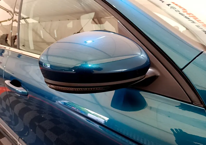 Rétroviseur côté gauche bleu métallisé de Renault Arkana 2023, avec clignotant intégré, vue rapprochée.