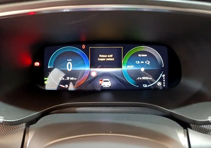 Vue rapprochée du tableau de bord numérique du Renault Arkana Techno E-Tech 145, affichage multifonctions lumineux.