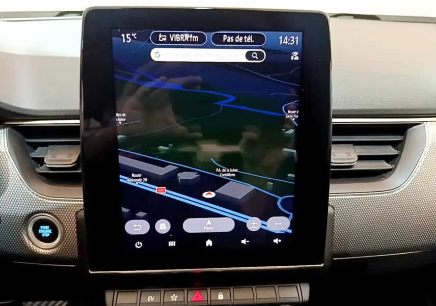 Écran tactile central 23,6 cm du tableau de bord du Renault Arkana bleu, affichant la navigation GPS.