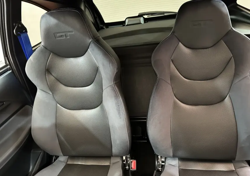 Vue rapprochée des sièges avant noirs GT de l'AIXAM AMBITION 0.5 CITY COUPE GTI E5+ 2025.