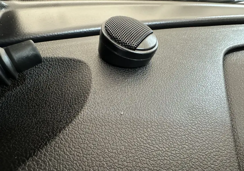 Gros plan sur le haut-parleur noir du tableau de bord de l'AIXAM AMBITION 0.5 CITY COUPE GTI E5+ 2025.