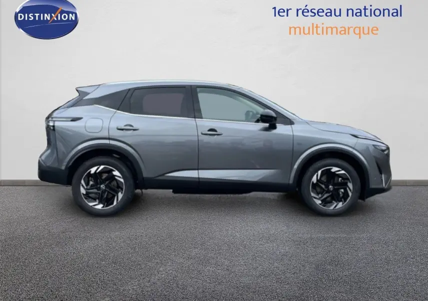 Vue latérale droite du Nissan Qashqai 1.5 E-POWER gris squale métal avec jantes noires et détails modernes.