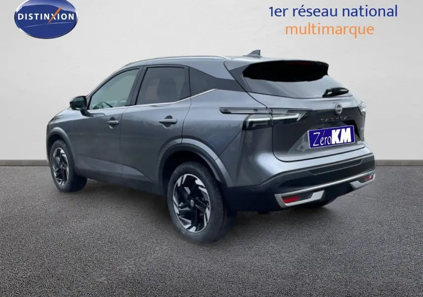 Vue 3/4 arrière droite du Nissan Qashqai 1.5 E-POWER gris squale métal avec jantes noires et détails modernes.