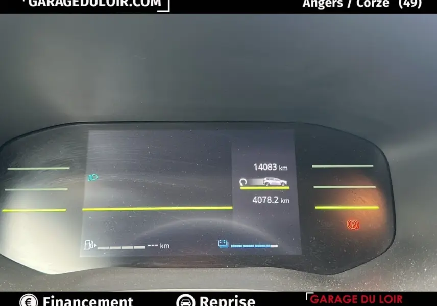 Tableau de bord numérique du Dacia Jogger Extreme+ Hybrid 140 2025 affichant 14 083 km, vue frontale rapprochée.